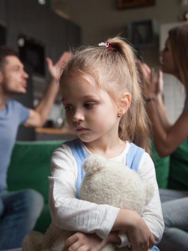 Kid,Daughter,Feels,Upset,While,Parents,Fighting,At,Background,,Sad