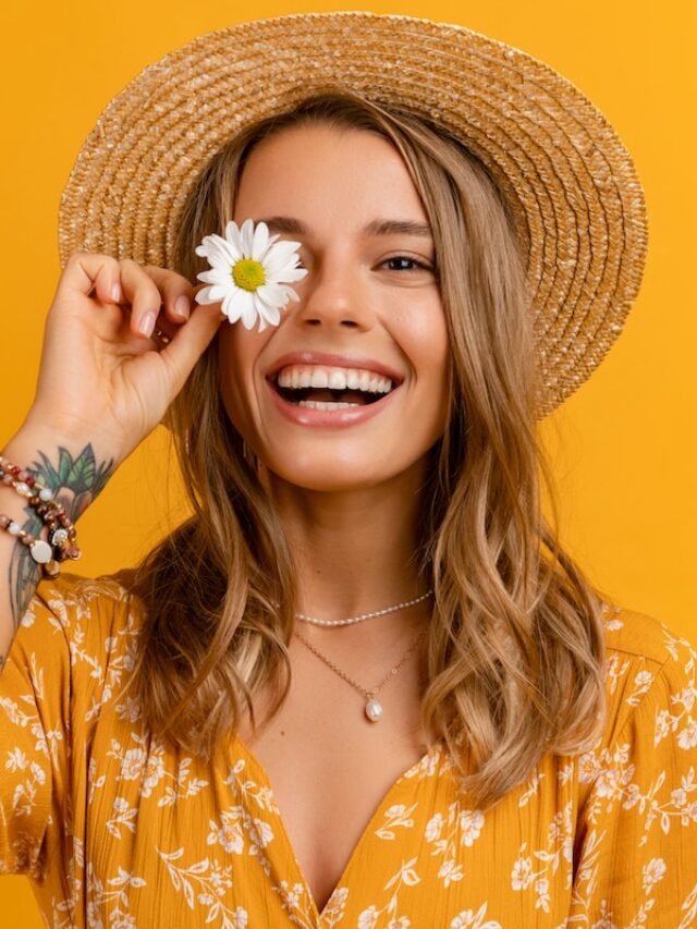 Beautiful,Attractive,Stylish,Woman,In,Yellow,Dress,And,Straw,Hat